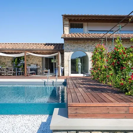 Contemporary With Pool Near Сasa de vacaciones Cortona