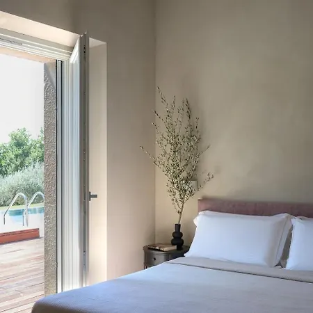 Contemporary With Pool Near Сasa de vacaciones