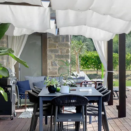 Contemporary With Pool Near Сasa de vacaciones