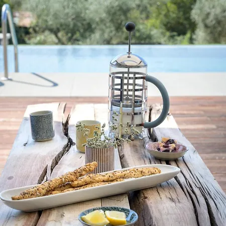 Сasa de vacaciones Contemporary With Pool Near *