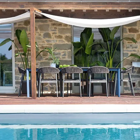 Сasa de vacaciones Contemporary With Pool Near *
